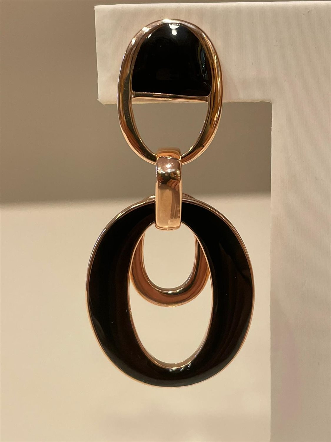 The Circle DOR168 Orecchini Donna – Ottone Dorato E Pietra Nera – Ispirati A Orgoglio E Pregio – Made In Italy