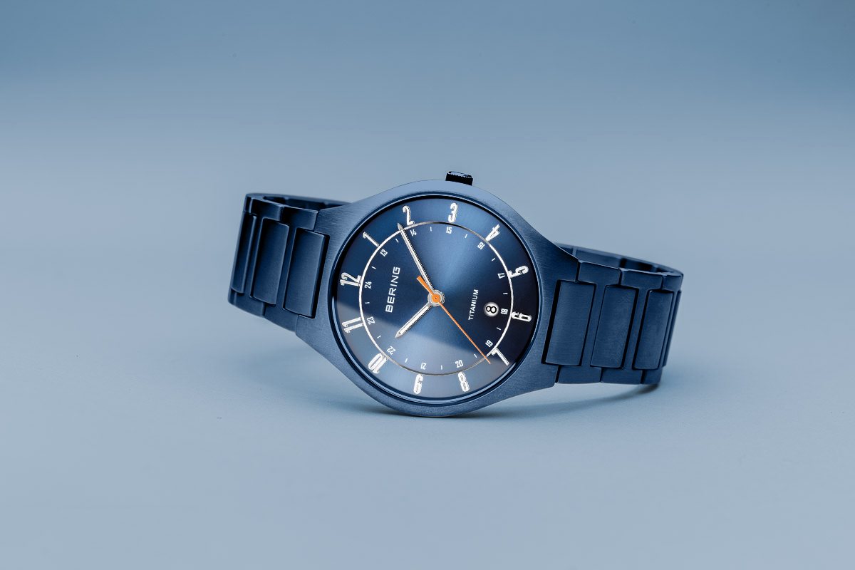 BERING Orologio Uomo Titanium Collection – Cassa In Titanio, Vetro Zaffiro, Quadrante Verde, Movimento Quarzo, 18640-568