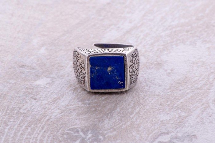 Oman Blue”: Scopri l'Anello in Argento e le sue Pietre Preziose